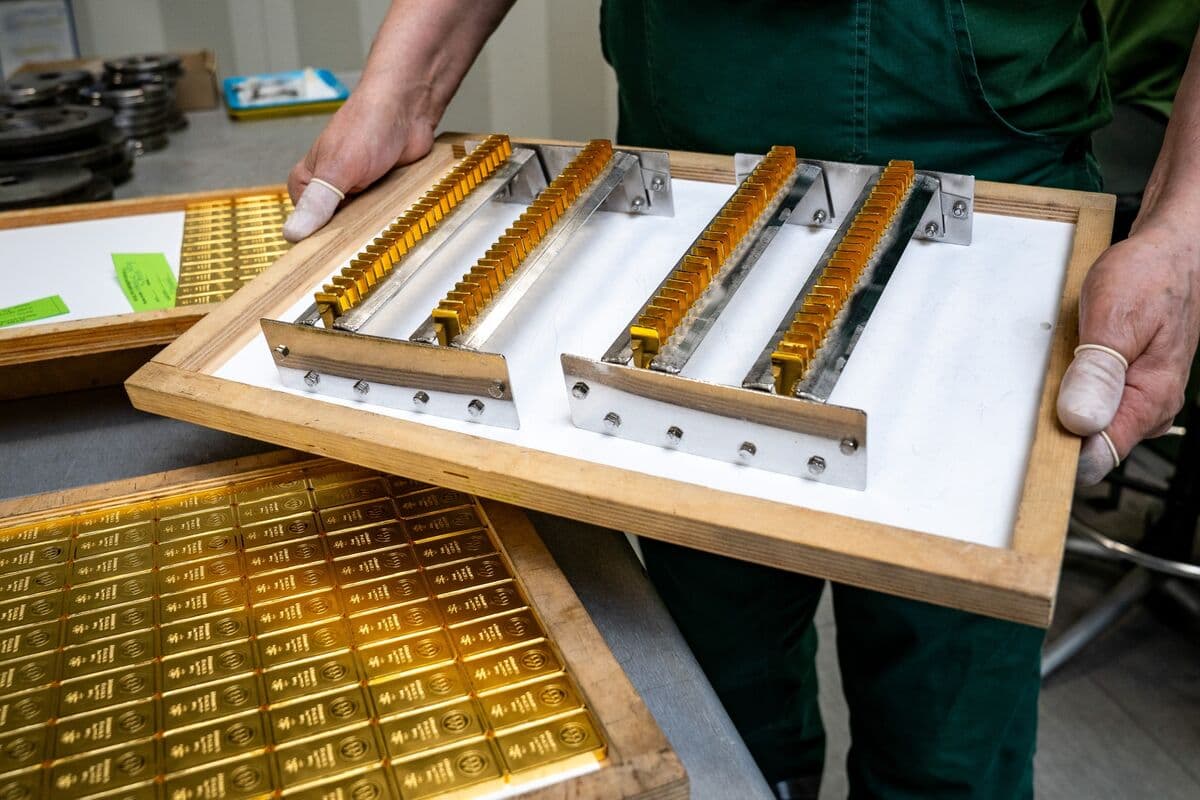 Gold Decline Reflects Geopolitical Tensions, Inflation Concerns
