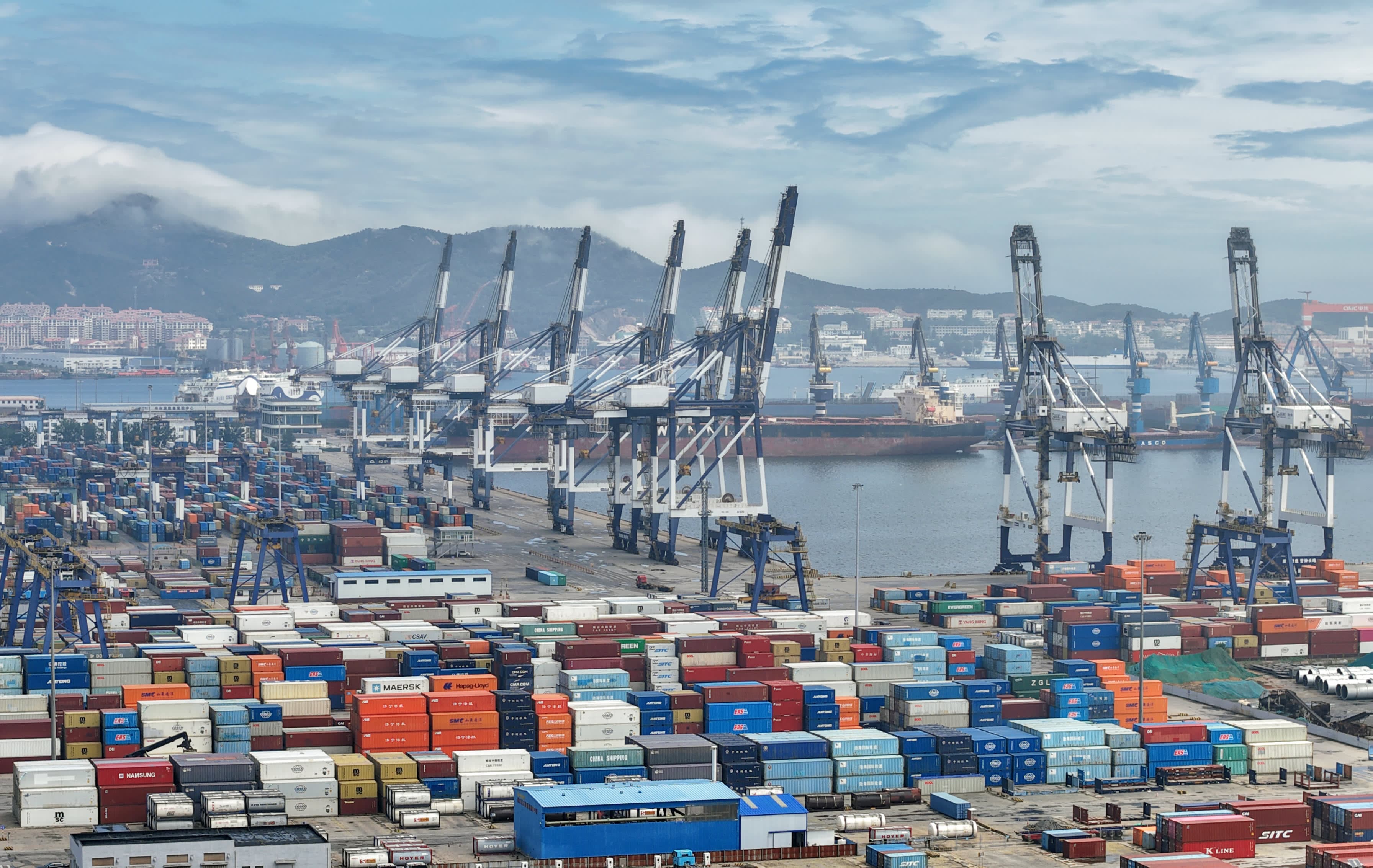 China Reports Slowest Growth in Years as Investment Stalls