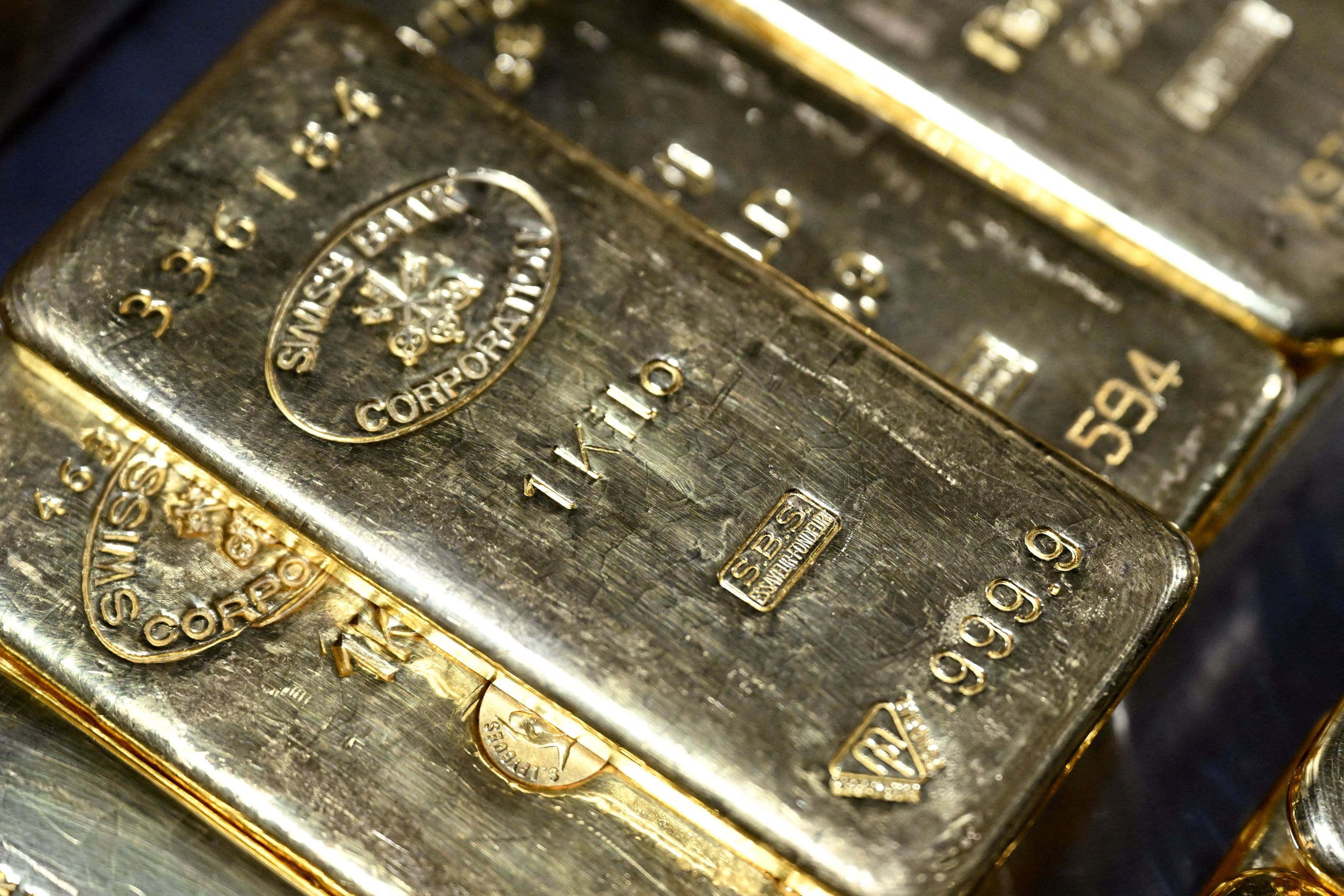 Gold Poised for First Weekly Gain as Rate Hike Expectations Ease